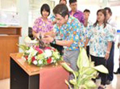 รูปกิจกรรมสรงน้ำพระพุทธรูปและรดน้ำดำหัวขอพรจากผู้ใหญ่